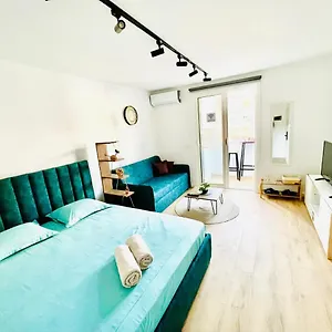 1, , Tirana Albanie