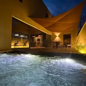 Maison D'architecte Avec Piscine-spa Chauffe En Centre De , Vaison-la-Romaine France